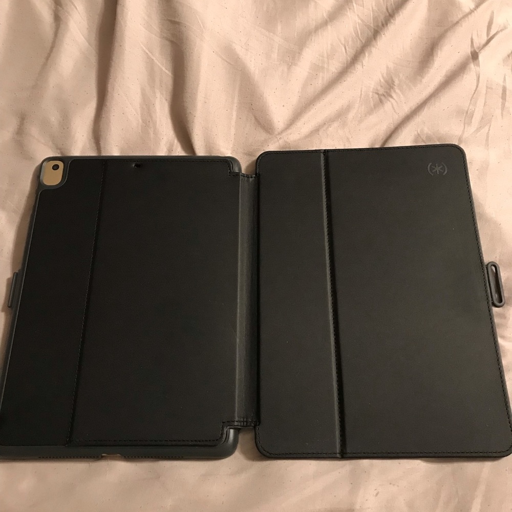 iPad - Picture 3 of 3